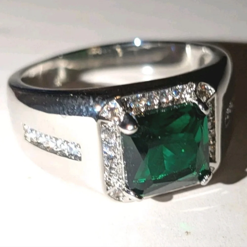 Silvery Classic Men's emerald green Gemstone Lab Created Diamond Ring Size 9